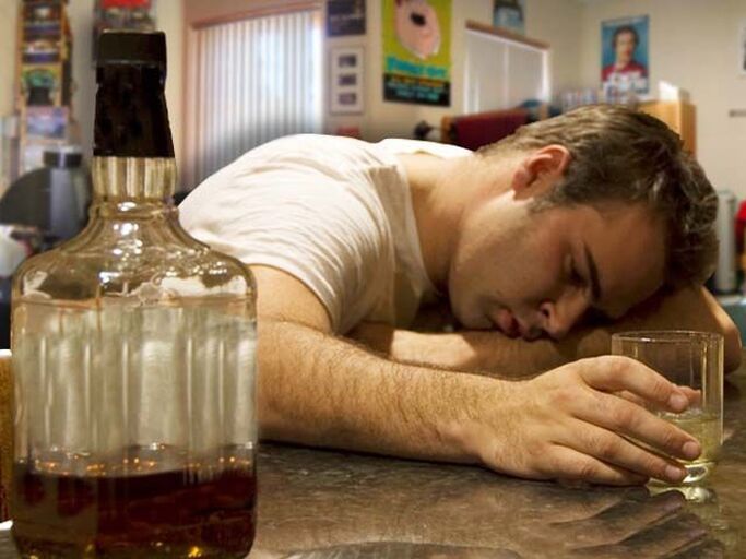 muž pije alkohol, jak ho přimět přestat